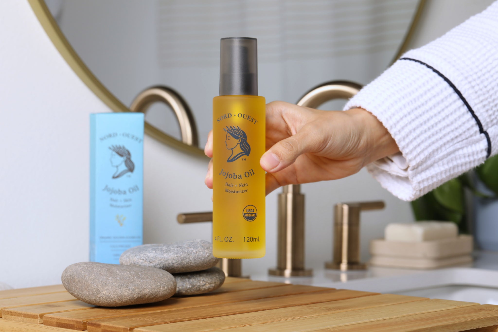 Nord-Ouest Jojoba Oil being used in a bathroom setting